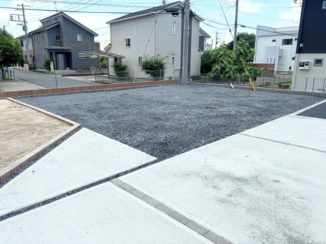 水戸市河和田3期　新築戸建て　3号棟の駐車場|カースペースは3台完備。ゲスト用のスペースも確保できますね♪