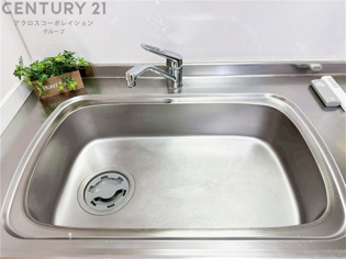 大きなシンクでお鍋などの大きな調理器具を洗う際にも便利です。
