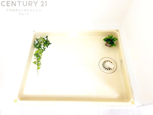 洗濯物の仕分け作業がしやすく、整理整頓が容易になります。洗濯音や湿気を他の部屋に持ち込まず、生活環境を快適に保ちます。上部を活用すれば収納スペースを確保でき洗剤や洗濯用品の整理もしやすくなります。