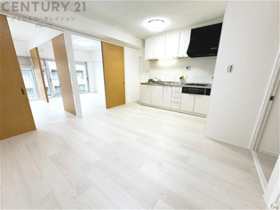 リビングダイニングは家族や友人とのコミュニケーションを楽しむ場所でくつろぎながら食事や会話を楽しめ、多目的に利用できリラックスできる空間です。家庭内の中心として機能し、快適な生活をサポートします。