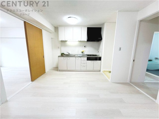 リビングダイニングは家族や友人とのコミュニケーションを楽しむ場所でくつろぎながら食事や会話を楽しめ、多目的に利用できリラックスできる空間です。家庭内の中心として機能し、快適な生活をサポートします。