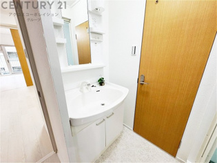 化粧品や洗顔料、歯ブラシなどの必需品をまとめて置ける収納スペースがあり、使用するたびに取り出す手間が省けます。また、水回りのため、濡れても大丈夫な素材が使用されており、お手入れが簡単です。