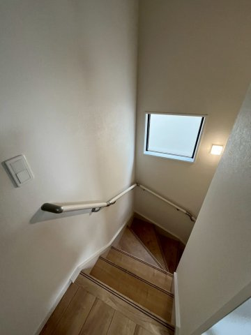 堺市北区野遠町　新築戸建て全一棟の内装|手すり付きの階段です