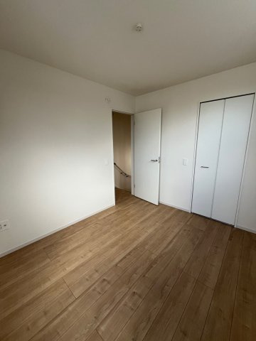 堺市北区野遠町　新築戸建て全一棟の洋室|収納豊富です