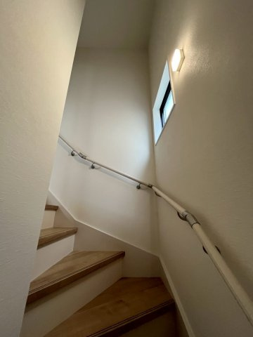 堺市北区野遠町　新築戸建て全一棟の内装|手すり付き階段