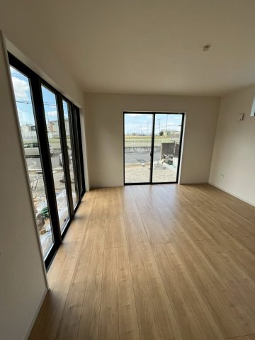 堺市北区野遠町　新築戸建て全一棟の居間・リビング|窓が多く明るいリビングです