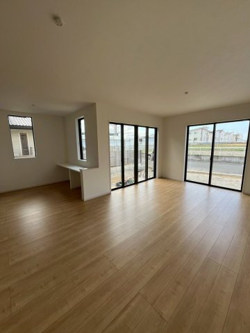 堺市北区野遠町　新築戸建て全一棟の居間・リビング|約21.6帖の広々としたLDKです