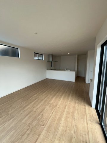 堺市北区野遠町　新築戸建て全一棟の居間・リビング|西側・南側にたくさん窓がある明るいリビングです