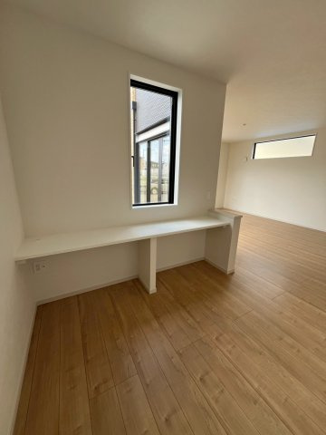 堺市北区野遠町　新築戸建て全一棟の居間・リビング|リビングにスタディスペースにもなるカウンターがあります