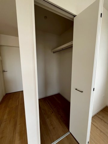 堺市北区野遠町　新築戸建て全一棟の居間・リビング|リビングにWICがあります