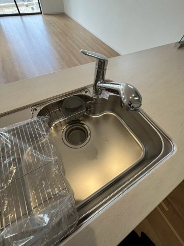 堺市北区野遠町　新築戸建て全一棟のキッチン|浄水器付きの水栓