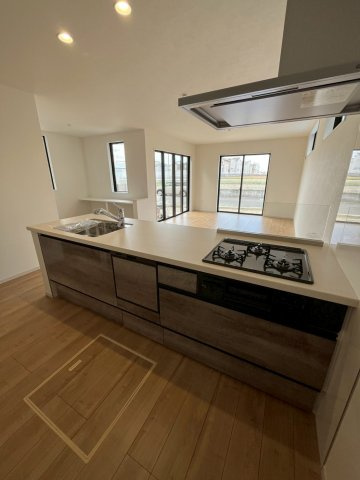 堺市北区野遠町　新築戸建て全一棟のキッチン|キッチンからの眺めはリビングを見渡すことができます
