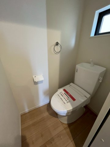 堺市北区野遠町　新築戸建て全一棟のトイレ|玄関ホールにトイレがございます