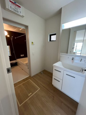 堺市北区野遠町　新築戸建て全一棟の洗面所|洗面脱衣室横に収納があるので室内干しにも最適です