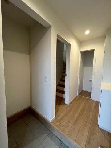 堺市北区野遠町　新築戸建て全一棟の玄関|玄関に土間収納があるのでベビーカーも収納することができます