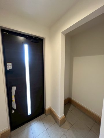 堺市北区野遠町　新築戸建て全一棟の玄関|カッコいい黒のドアの玄関です　土間収納があります