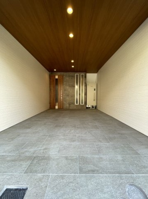 【駐車場】 | 枚方市出口３丁目 中古戸建 | タイル等を使用し、駐車スペースも一新。
もはや中古感はございません。