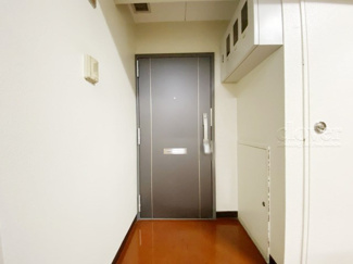 【その他共用部分】 | 皆様をお迎えする、お部屋の玄関ドア。開けやすさや開放角度、ドアノブの操作しやすさや鍵の形状などを、現地で一度ご確認ください。～即日のご見学可能～　お問合せはお気軽にどうぞ。