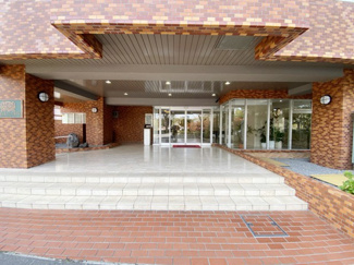 【エントランス】 | お客様を、そして住人を出迎えてくれるマンションのエントランス。ゴミが落ちていないことからも、管理状態の良さや住民の節度の高さが見て取れます。～即日のご見学可能～　お問合せはお気軽にどうぞ。