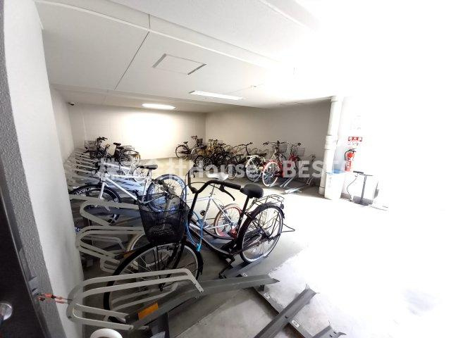 アドバンス三宮シュロスの駐車場