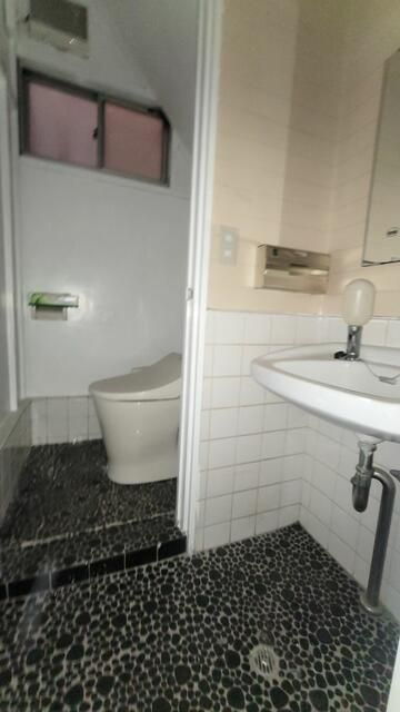 西鶴間１丁目住居付店舗のトイレ