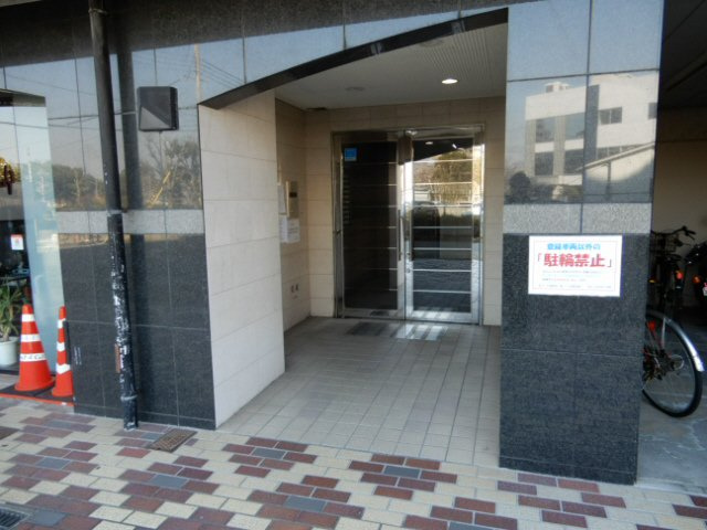 YKハイツ西明石のエントランス