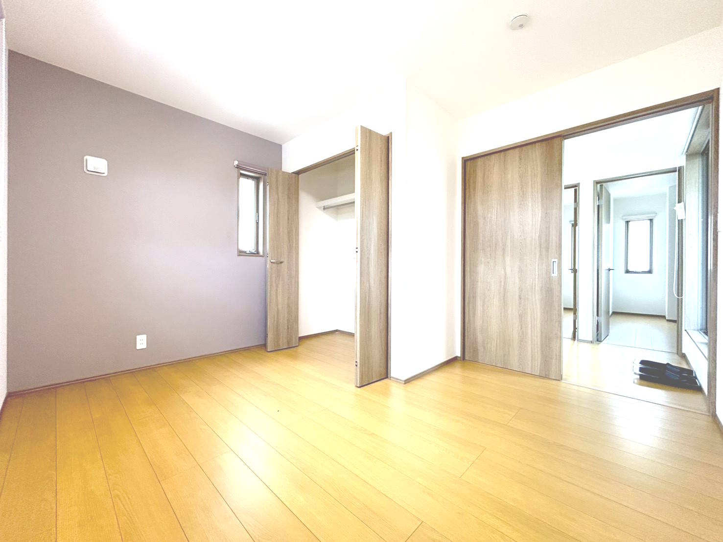 新築戸建　江南市宮後町砂場東　全10区画分譲の寝室|全居室に収納を完備！主寝室には大型クローゼットをご用意。窓は省エネ効果のあるペアガラスを採用。