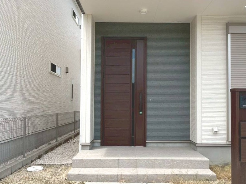 【商談中】新築戸建　江南市宮後町砂場東　全10区画分譲の玄関|天井まで高さがあるタップリ収納力のシューズクロークは、可動棚で調整可！ロングブーツ等も収まります。