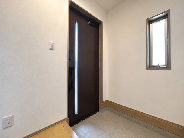 【商談中】新築戸建　江南市宮後町砂場東　全10区画分譲の玄関|玄関ドアの取っ手ハンドル部分にセンサーがついており、カードやシールタイプのキーで開け閉めができます