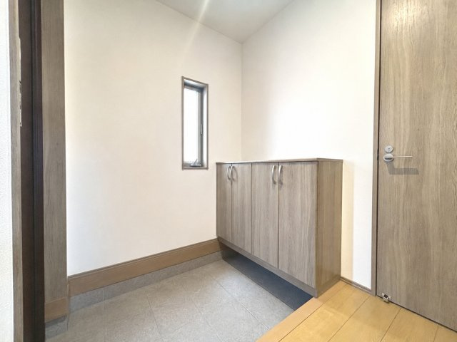 【商談中】新築戸建　江南市宮後町砂場東　全10区画分譲の玄関|玄関収納です。玄関ドア正面の装飾をお楽しみいただける物件です。玄関収納は飾り棚としてお使いいただけます。