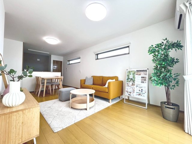 新築戸建　江南市宮後町砂場東　全10区画分譲の居間・リビング|ご家族が集うリビングは明るい色調で纏め、広さを演出しています。
