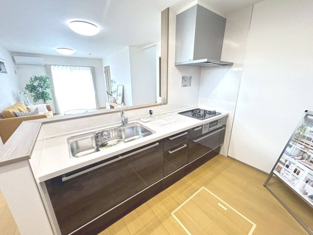 【商談中】新築戸建　江南市宮後町砂場東　全10区画分譲のキッチン|掃除がしやすいシンプル仕様のキッチンです。食器洗浄乾燥機や浄水器一体型水栓が標準装備しています。