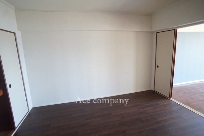 【子供部屋】 | メガロコープ平野1号棟 | 【中央：洋室6帖】令和6年に床CF張替え済みです☆
