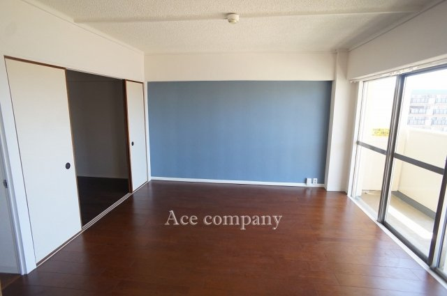 【内装】 | メガロコープ平野1号棟 | 【洋室8帖】リビングの替わりとしても♪令和6年フローリング張替え済みです☆
