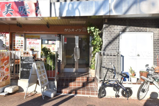 【エントランス】 | マンションの正面エントランス。出入りする人間を癒してくれるマンション入り口であり、その建物の「顔」でもあります。～即日のご見学可能～　お問合せはお気軽にどうぞ。