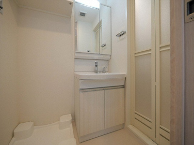 【洗面所】 | Quintet NAMBA | 忙しい朝には欠かせない洗面所です