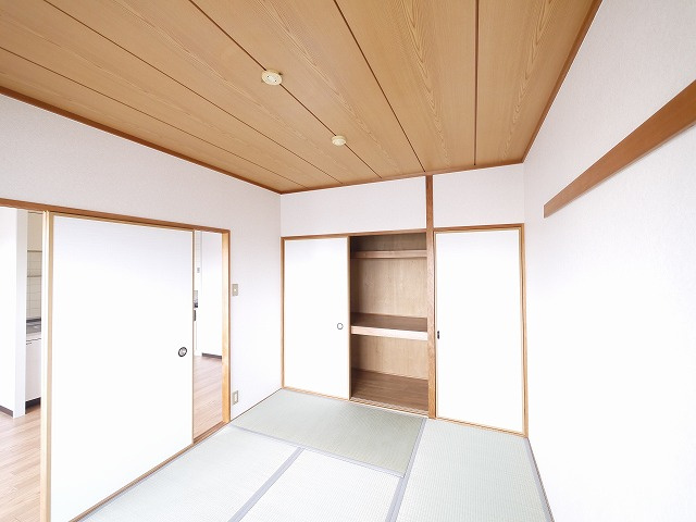 タワーア・ラ・モードの居間・リビング|こちらのリビングで趣味の時間をお楽しみください