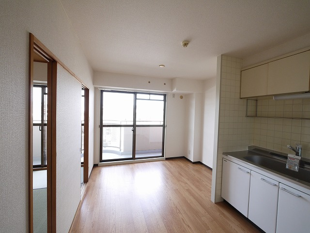 タワーア・ラ・モードの居間・リビング|こちらのリビングで趣味の時間をお楽しみください