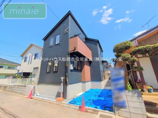 【外観】 | 販売現地　外観耐震等級3、地震に強いお家です♪　
モダンなデザインが印象的な広々とした外観。閑静な住宅街に佇む魅力的な物件です。