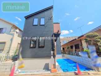 【前面道路含む現地写真】 | 販売現地　外観スタイリッシュな外観でゆったりした空間が魅力的です♪
モダンなデザインが印象的で閑静な住宅街に佇む魅力的な物件です。