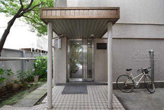 【エントランス】 | お客様を、そして住人を出迎えてくれるマンションのエントランス。ゴミが落ちていないことからも、管理状態の良さや住民の節度の高さが見て取れます。～即日のご見学可能～　お問合せはお気軽にどうぞ。
