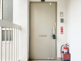 【その他共用部分】 | 皆様をお迎えする、お部屋の玄関ドア。開けやすさや開放角度、ドアノブの操作しやすさや鍵の形状などを、現地で一度ご確認ください。～即日のご見学可能～　お問合せはお気軽にどうぞ。