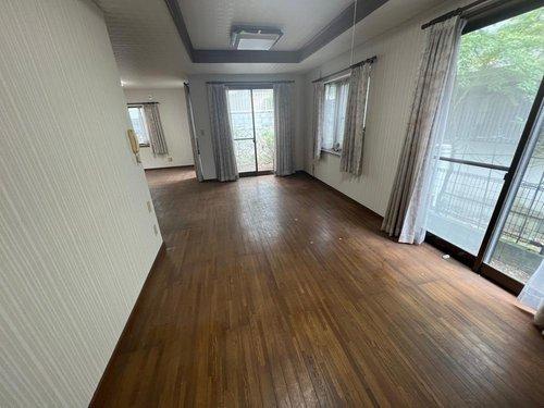 西区己斐大迫３丁目の居間・リビング|（現状）窓も大きく明るい日差しが気持ち良いリビングルーム♪
