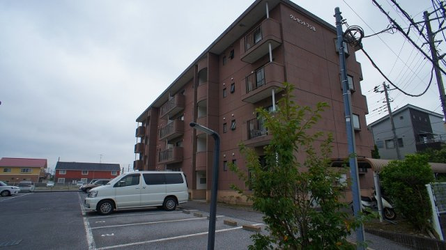 クレセントフジBの駐車場