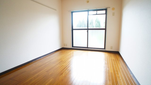 クレセントフジBの居間・リビング