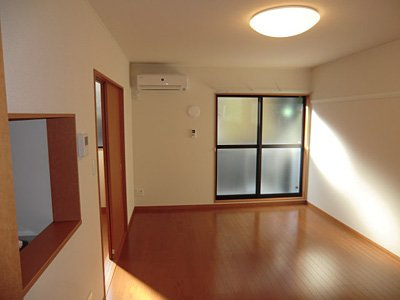 加古川市平岡町新在家１丁目のアパートの居間・リビング