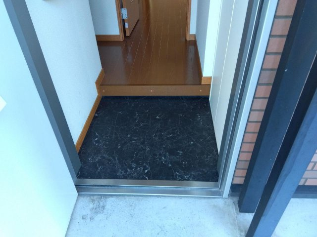加古川市平岡町新在家１丁目のアパートの玄関