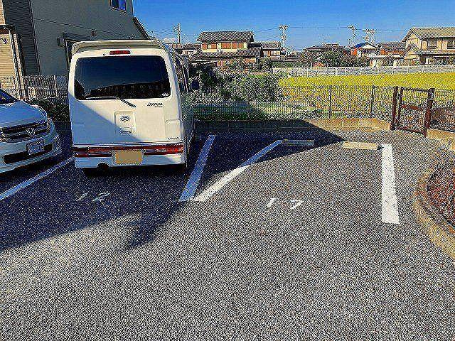 レオパレスベルデュールの駐車場