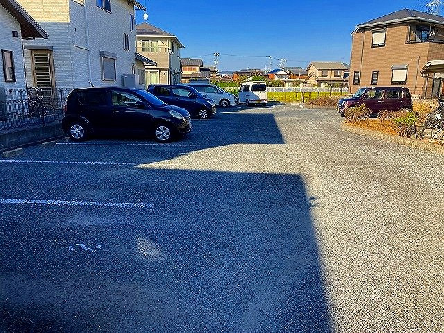 レオパレスベルデュールの駐車場