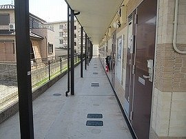 加古川市尾上町口里のアパートのその他|広々とした廊下